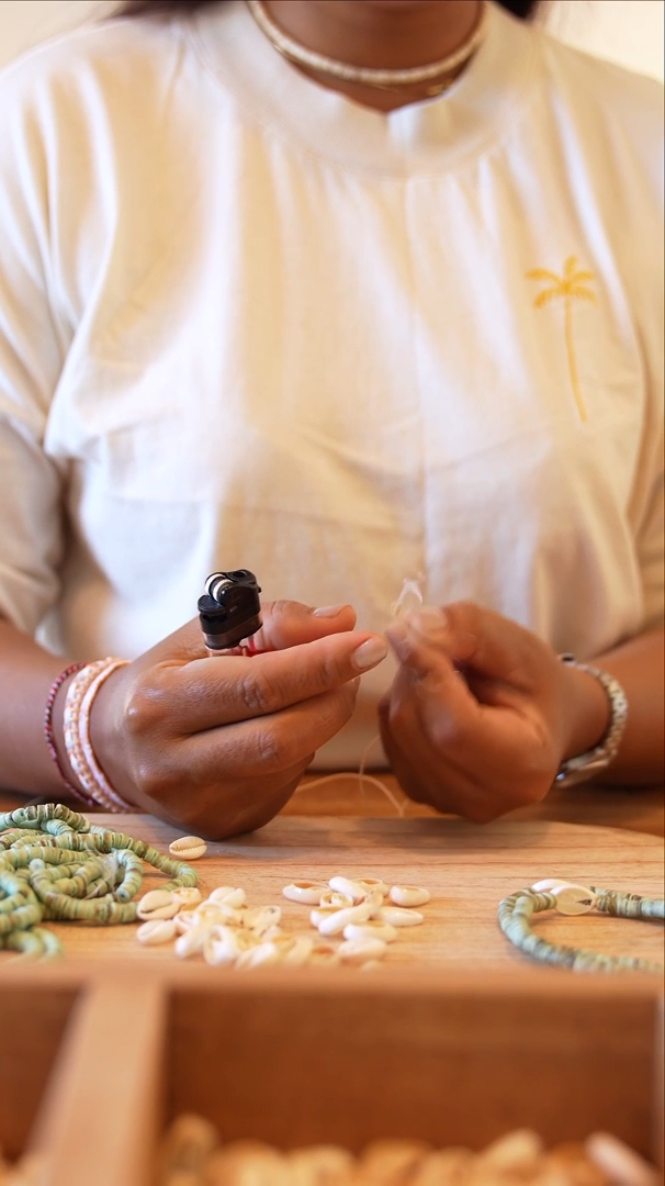 Nyang Nyang bracelet en coquillage Cowrie